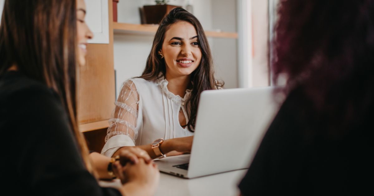 HR professional sitting down and having a conversation with her colleagues